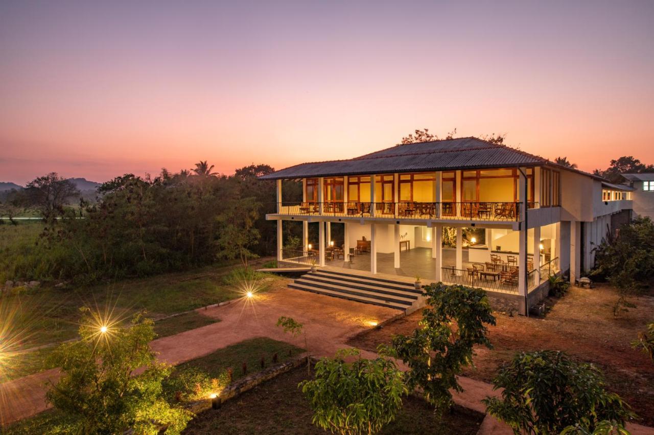 Ceylon Breeze Sigiriya Hotel Bagian luar foto