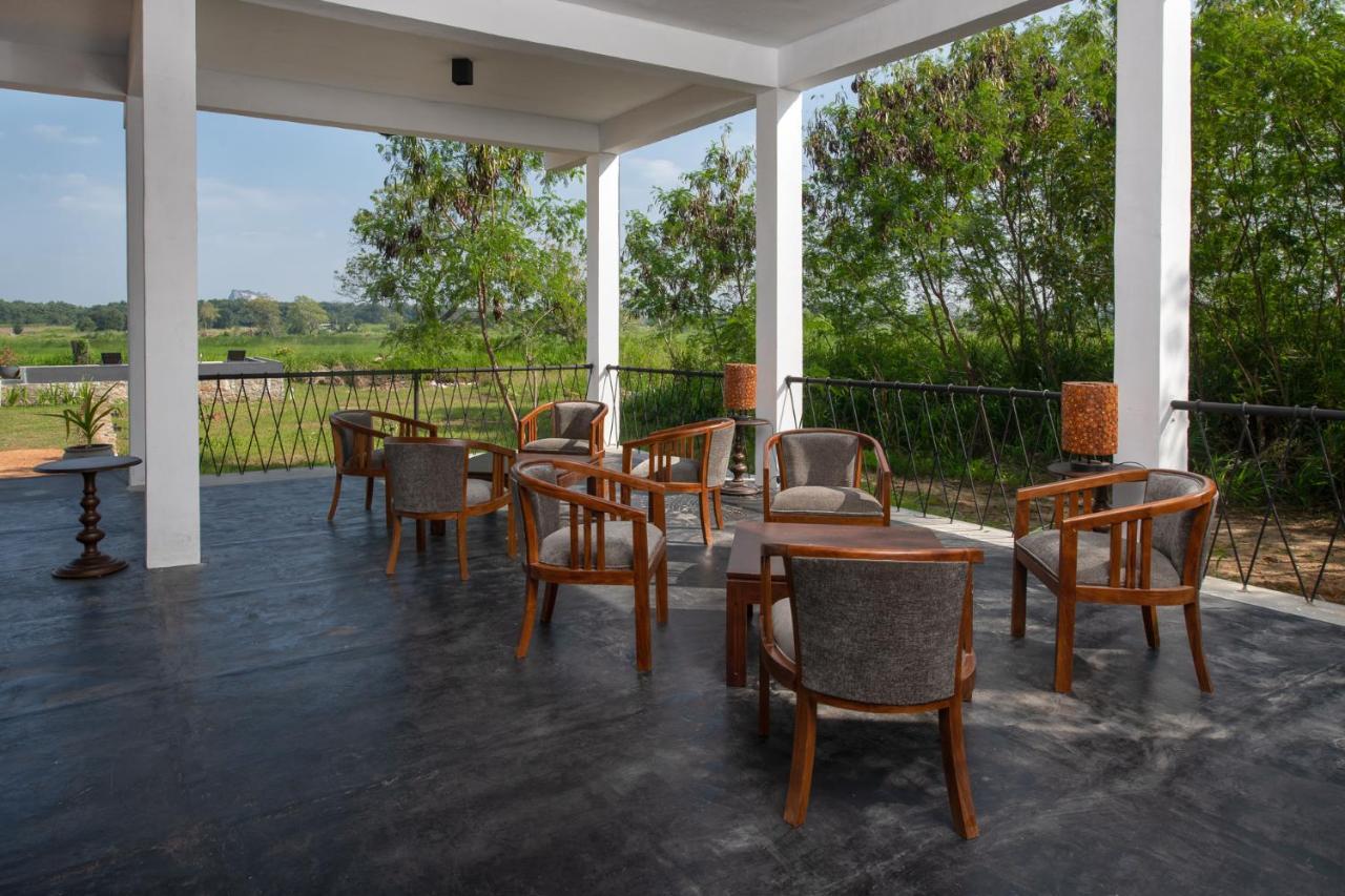 Ceylon Breeze Sigiriya Hotel Bagian luar foto