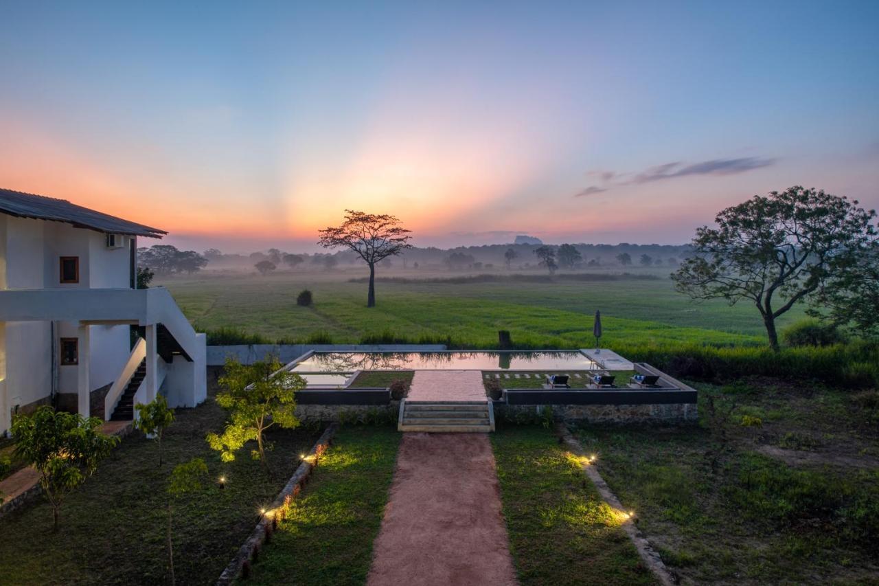 Ceylon Breeze Sigiriya Hotel Bagian luar foto