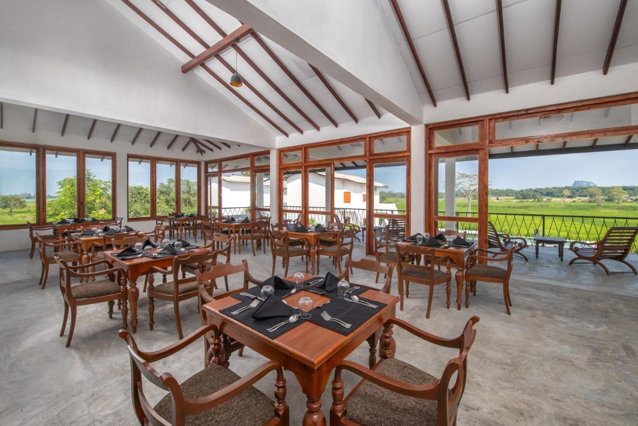 Ceylon Breeze Sigiriya Hotel Bagian luar foto