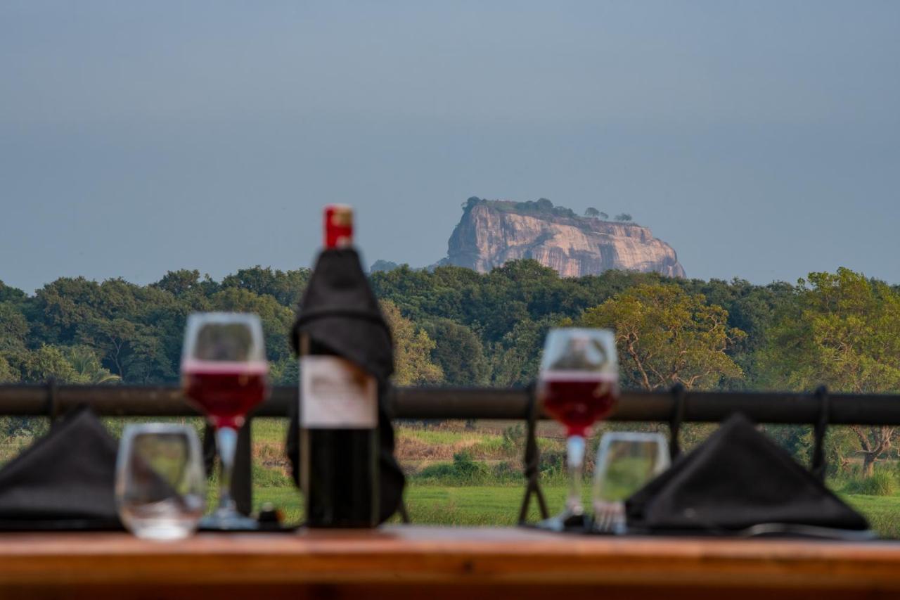 Ceylon Breeze Sigiriya Hotel Bagian luar foto